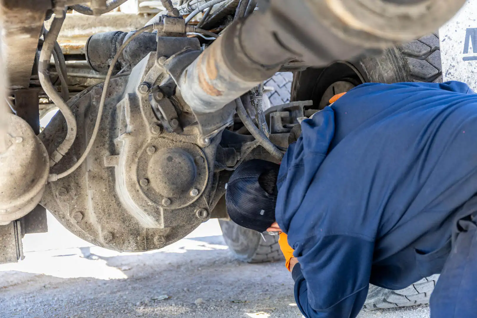 Technician pressure testing air brakes for leaks